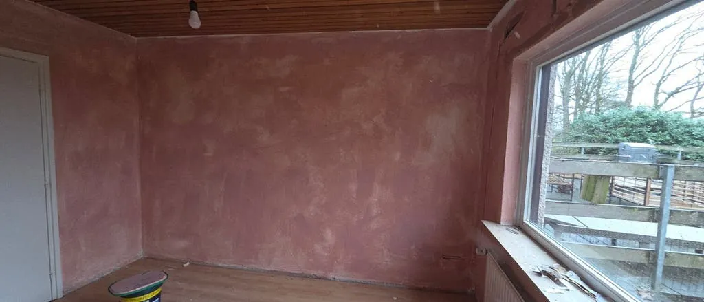 Kamer met verse, nog natte pleisterlaag op de wanden